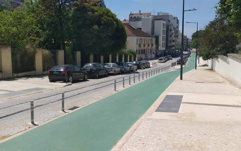 Riportico está no terreno a fiscalizar a obra de construção de um troço de ciclovia na Rua Professor Lima Basto em Lisboa 